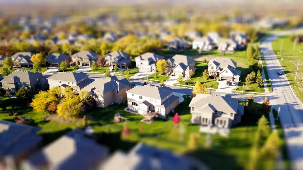 A high angle shot of properties located in a suburban neighborhood