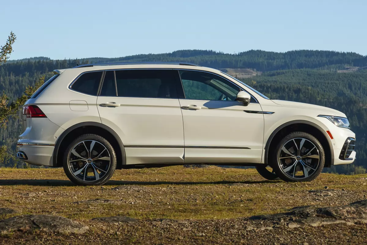 Volkswagen Tiguan SEL R-Line side profile