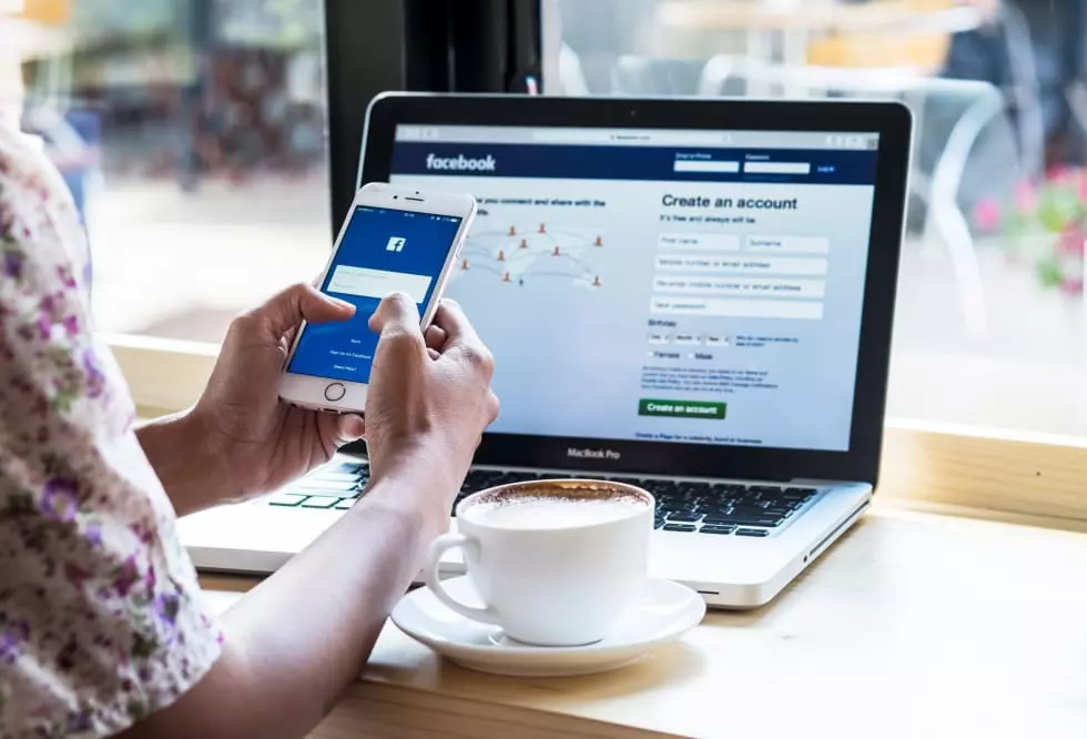 A women holds Apple iPhone 6S with facebook application on the screen.facebook is a photo-sharing app for smartphones.