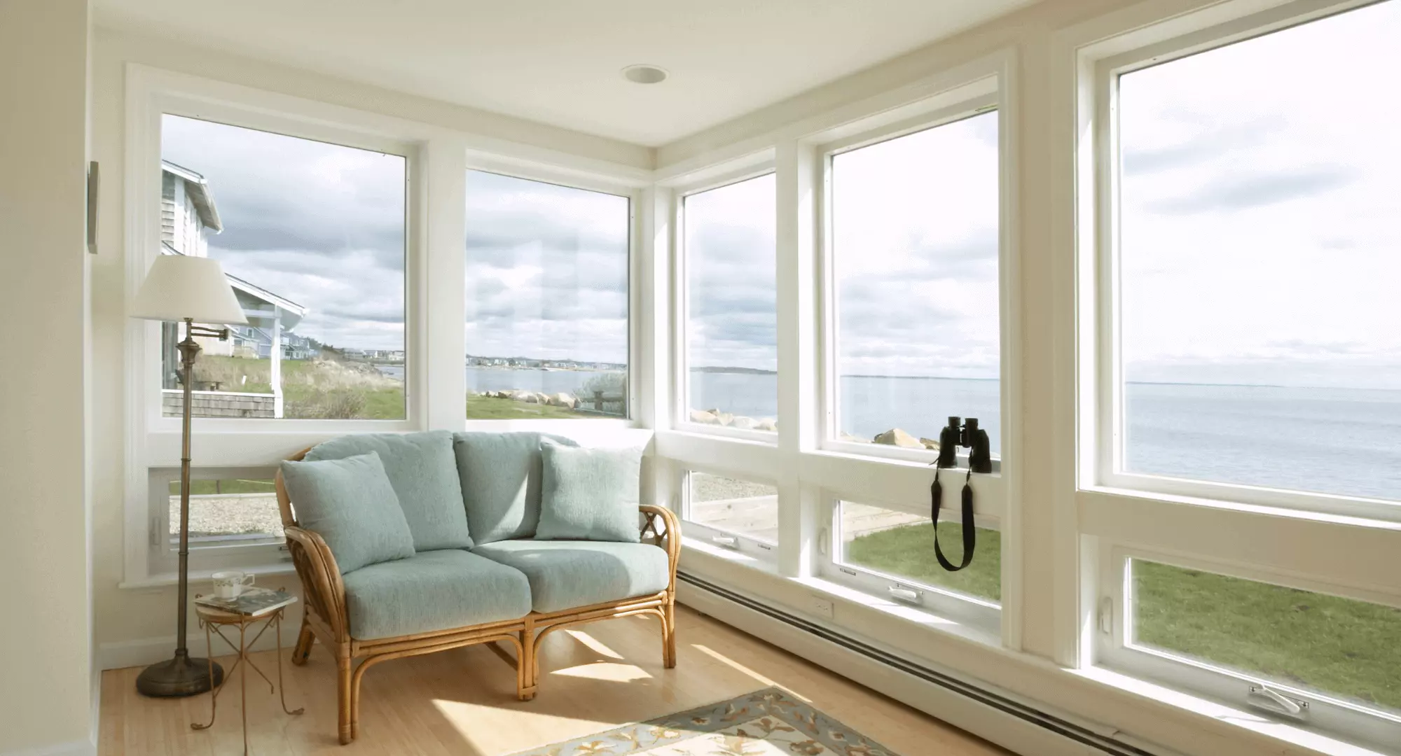 A sunlight orientation allows the construction of large windows to take advantage of as much natural light as possible.