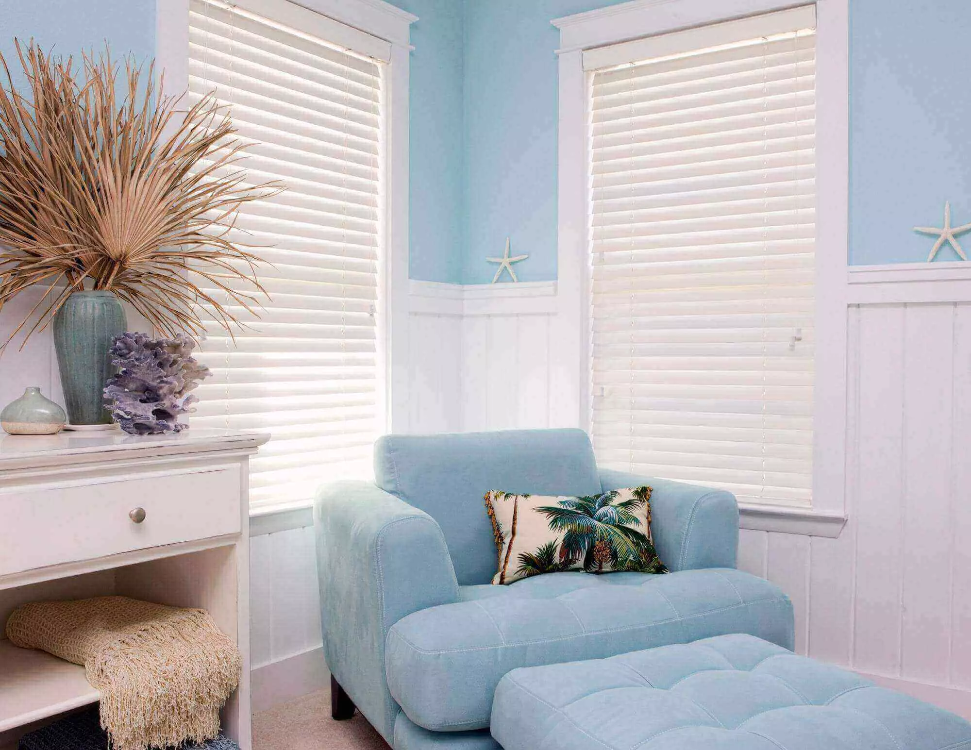 Blues and whites are the main colors in this sitting area. Accents with a casual coastal style combine with soft shades of beige and green to create a peaceful setting.