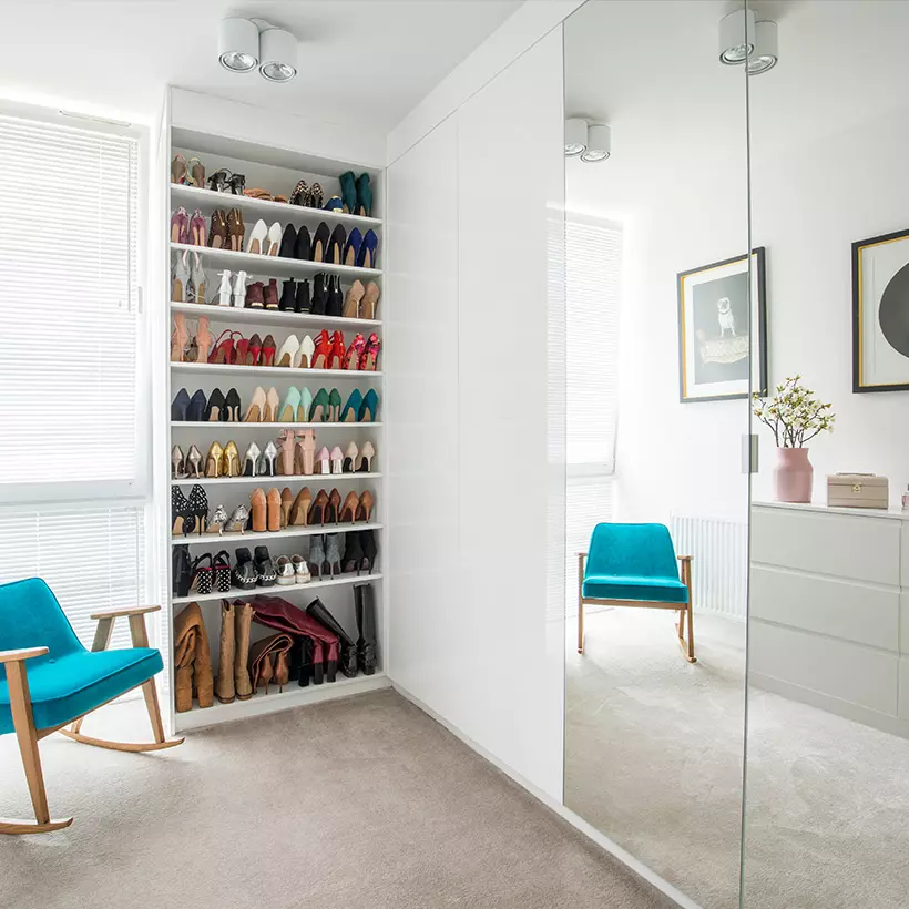 Dressing cabinet design with set of drawers mounted on the wall