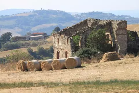 The pipedream of restoring a crumbling Tuscan farmhouse appeals to many. But just how feasible is it, really? / Photo: Millionstock via Shutterstock