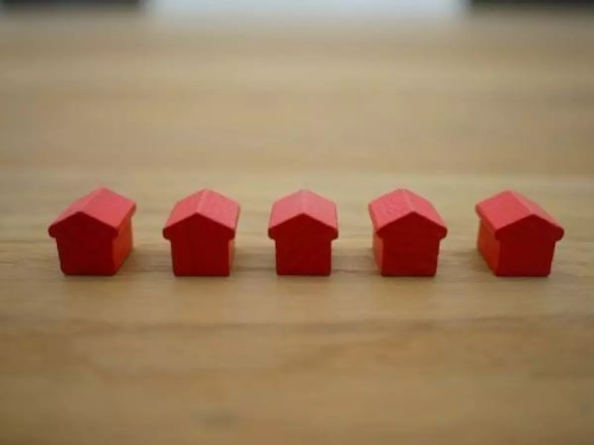 Little red houses representing jobs in Real Estate