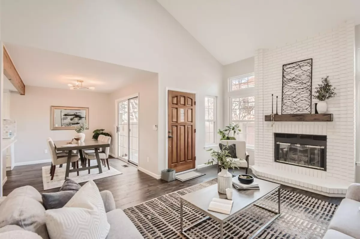  A house with many windows and great lighting